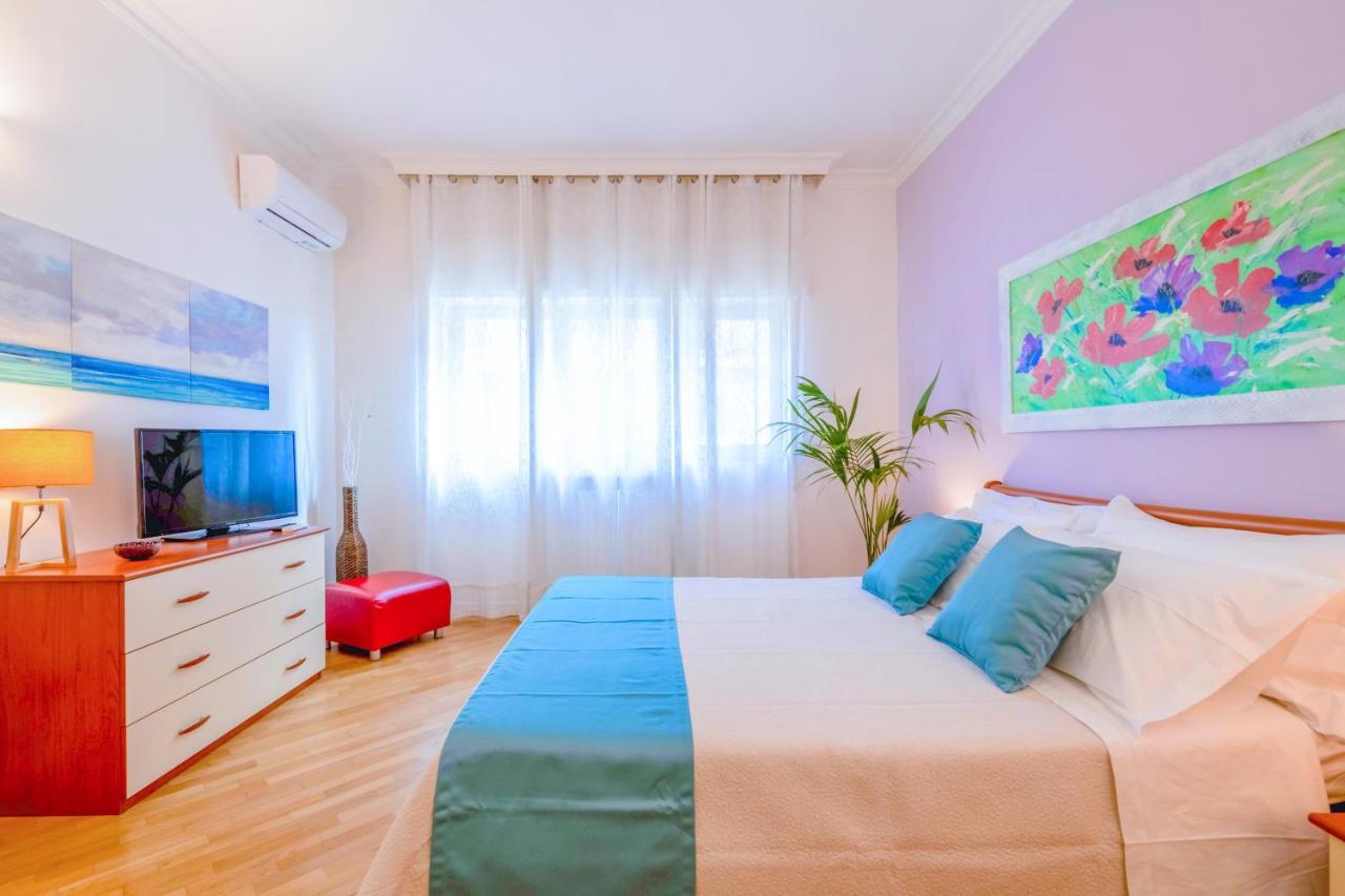 Modern Apartment To Relax In The City Center Bari Exterior foto